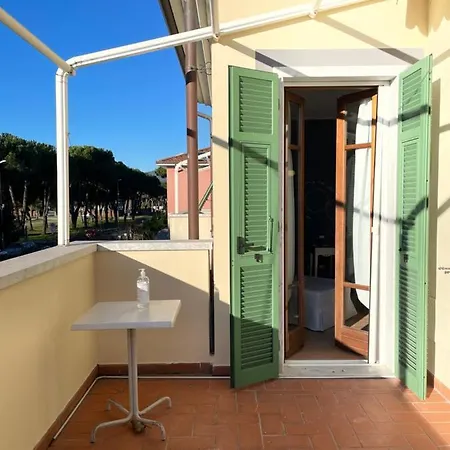 Elegante Matrimoniale Con Balcone A 500 Mt Dal Mare 3* مارينا دي كارّارا