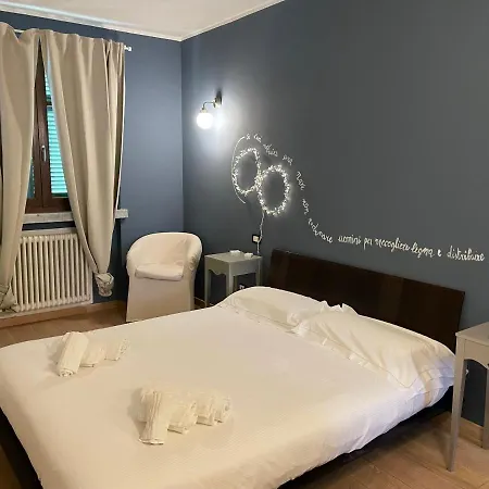 Elegante Matrimoniale Con Balcone A 500 Mt Dal Mare 3* مارينا دي كارّارا